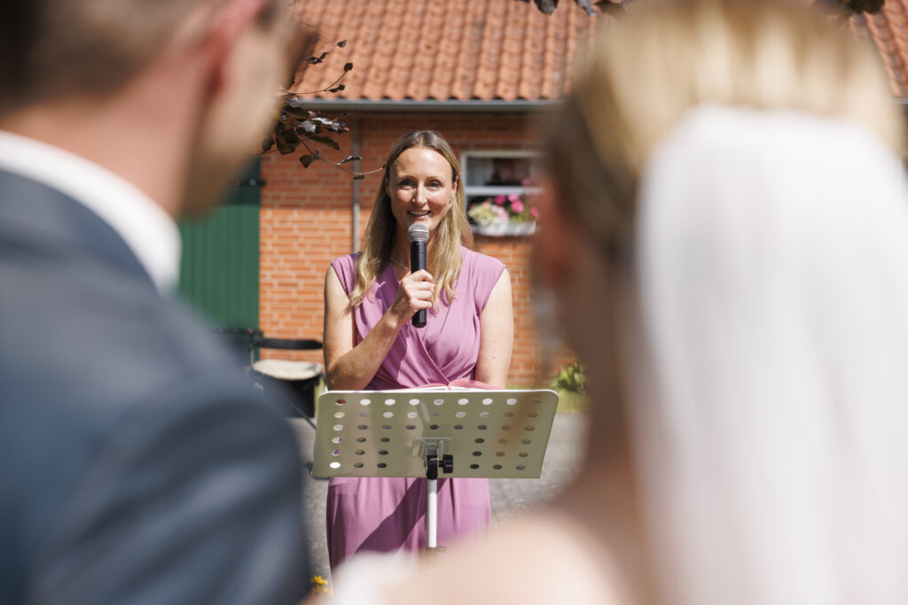 Janine Drynda, die auf einer Hochzeit eine Traurede hält
